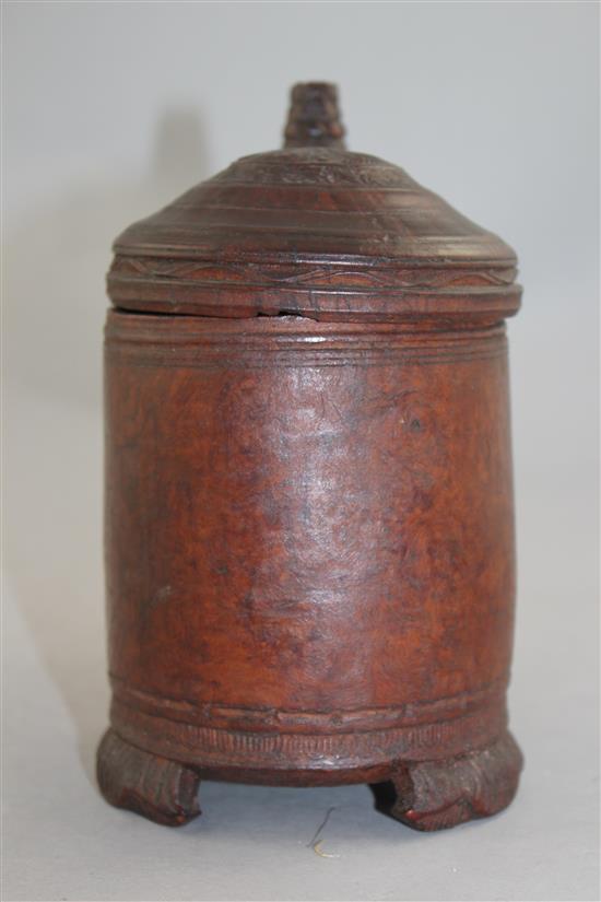 A 19th century Norwegian birch wood peg tankard, overall 6.5in.